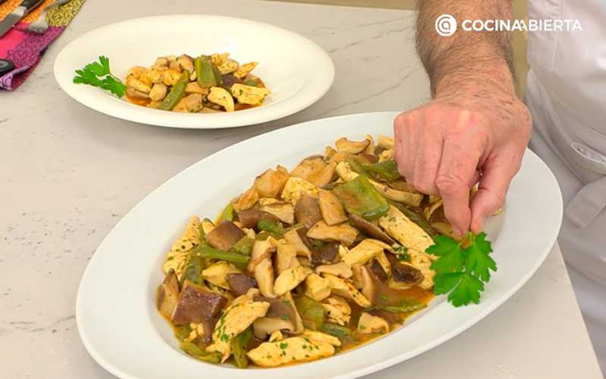 Sirve y decora con una hoja de perejil