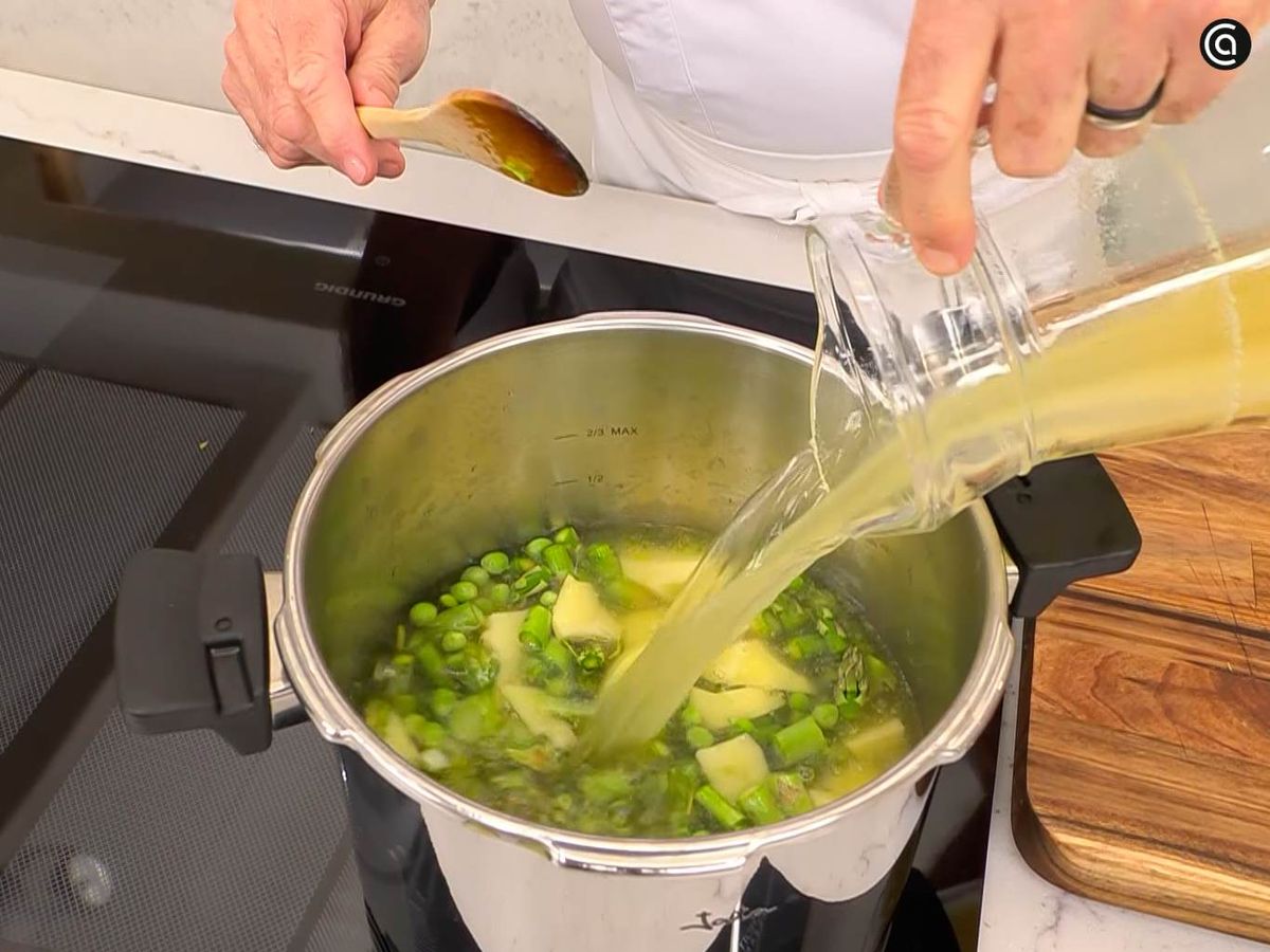 Rehoga las hortalizas e incorpora el caldo