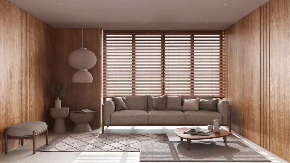 Salón con revestimiento de madera en las paredes.