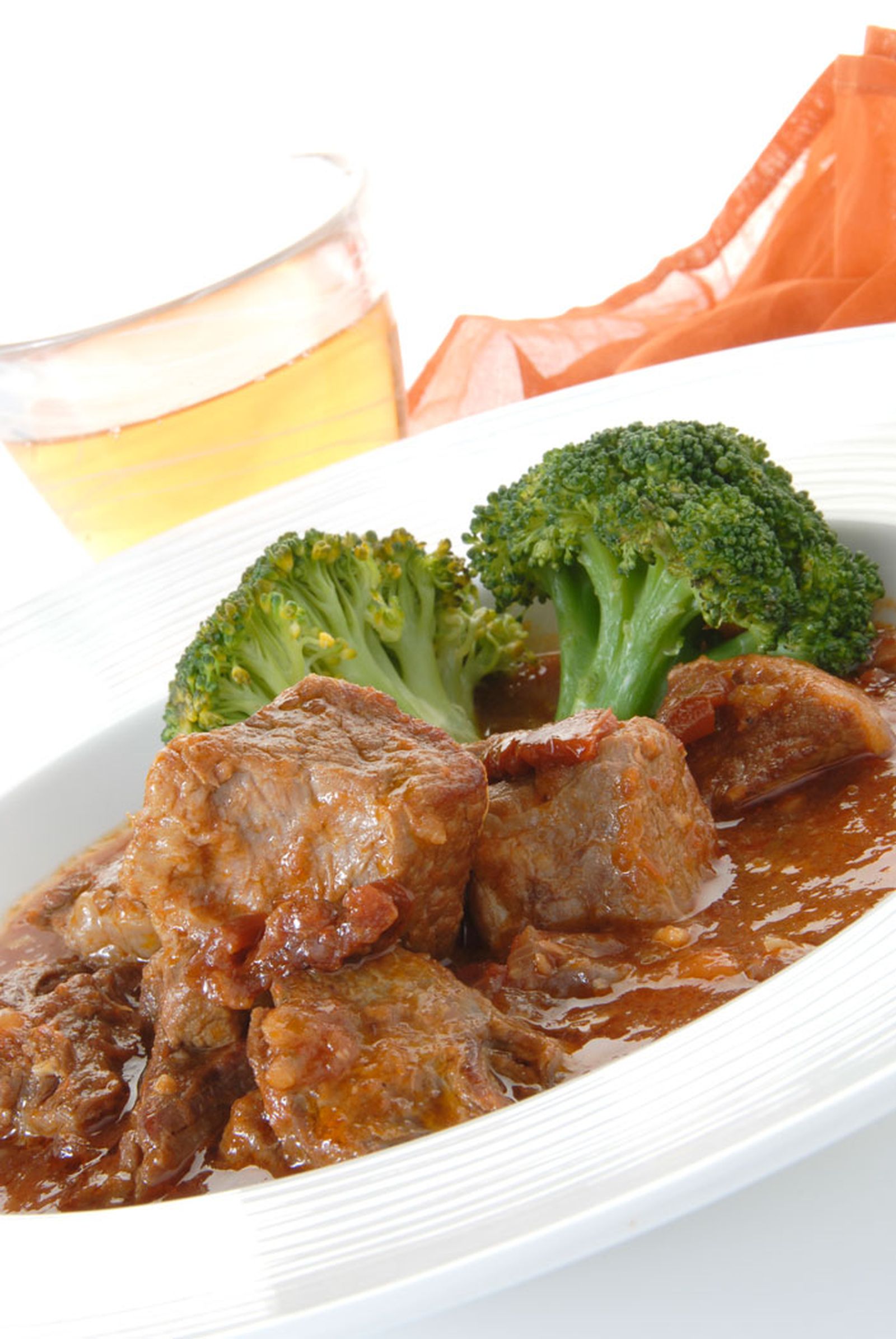 Guiso de falda con brócoli al vapor