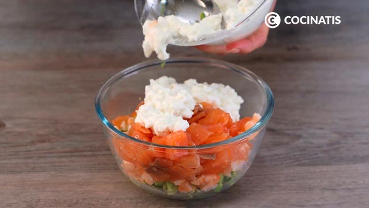 Receta de ensalada de aguacate, salmón y gambas  paso 3