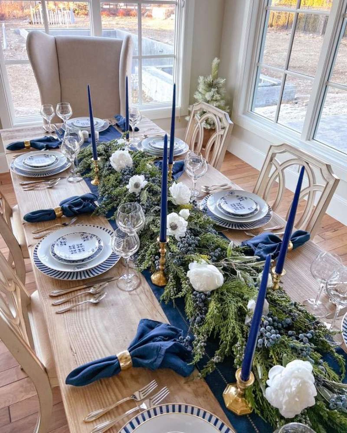 Mesa de Navidad con decoración en azul marino.