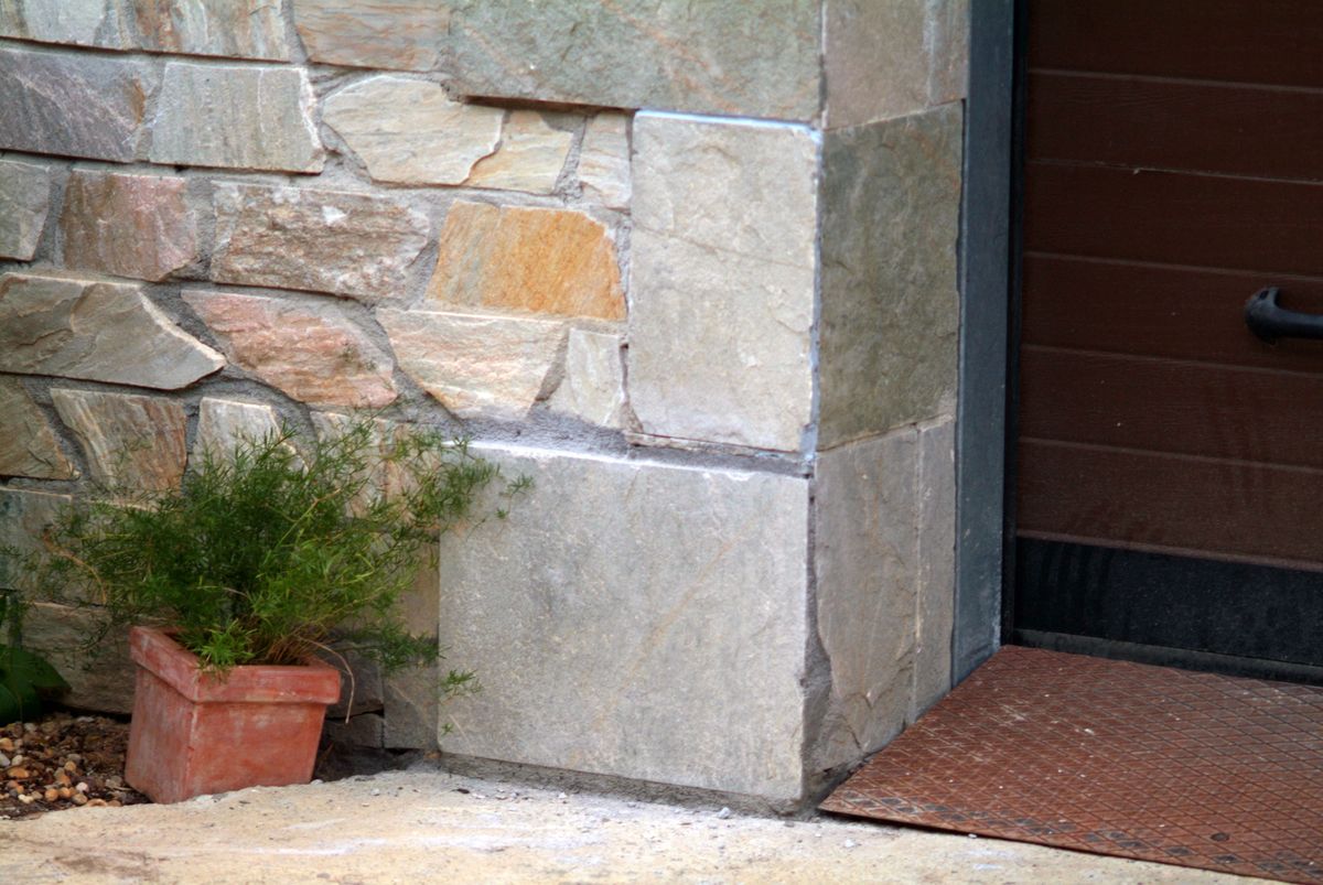 Arreglar y fijar pieza de piedra de la pared