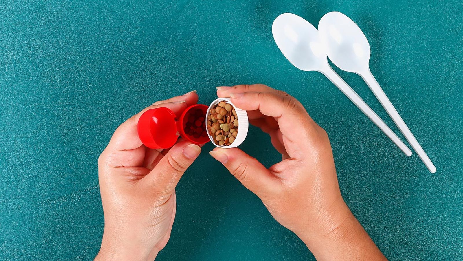 como hacer maracas con cucharas de plastico paso 1
