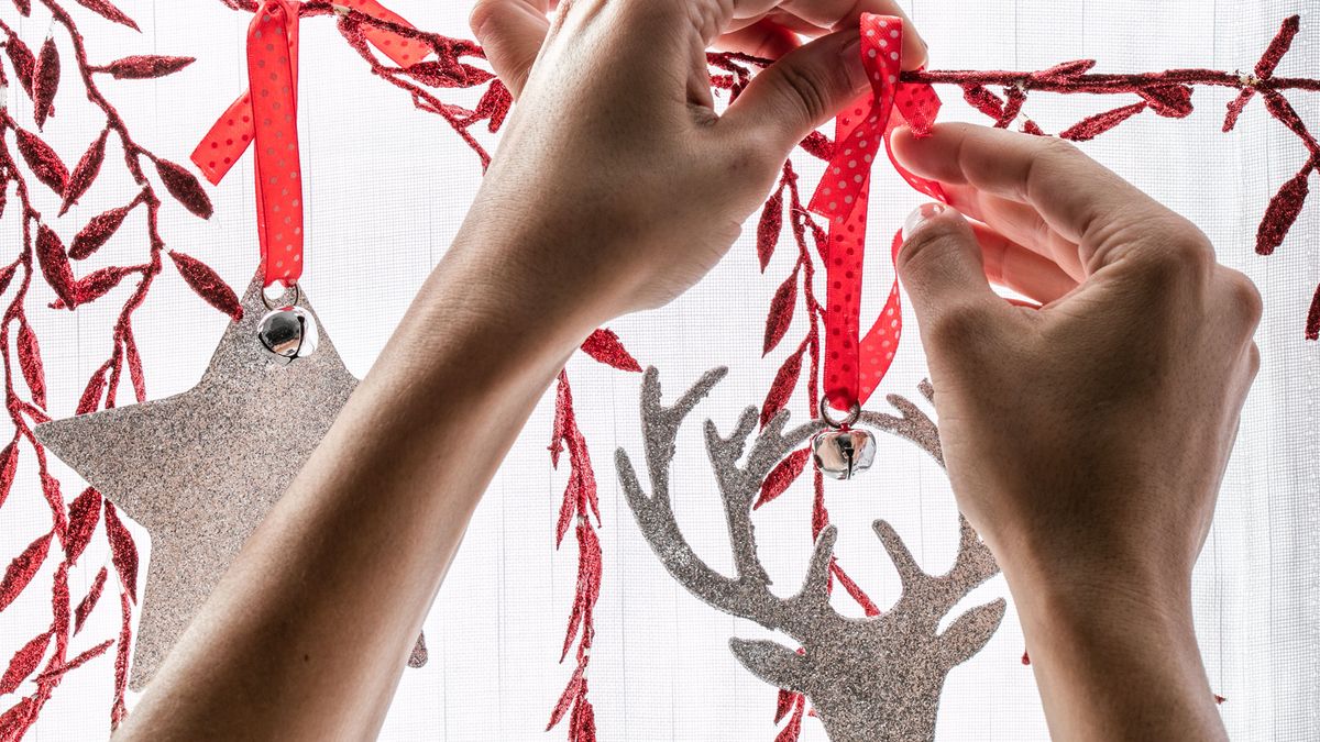 decorar ventanas guirnaladas blanco rojo paso 4