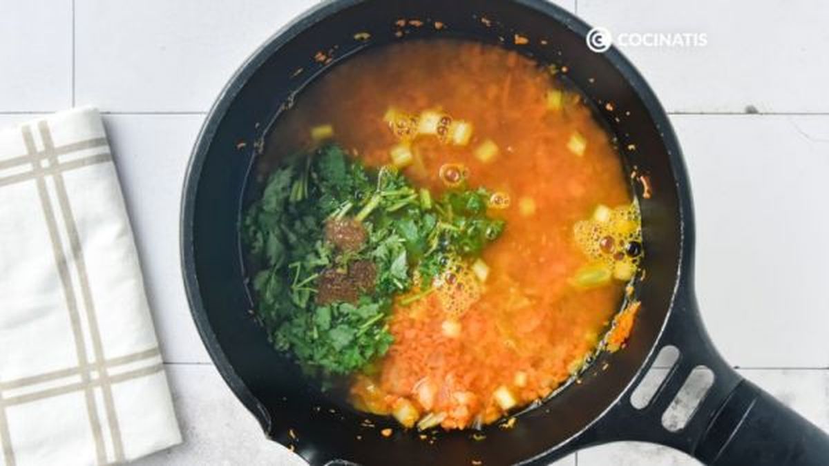 Agregamos el caldo junto con el cilantro