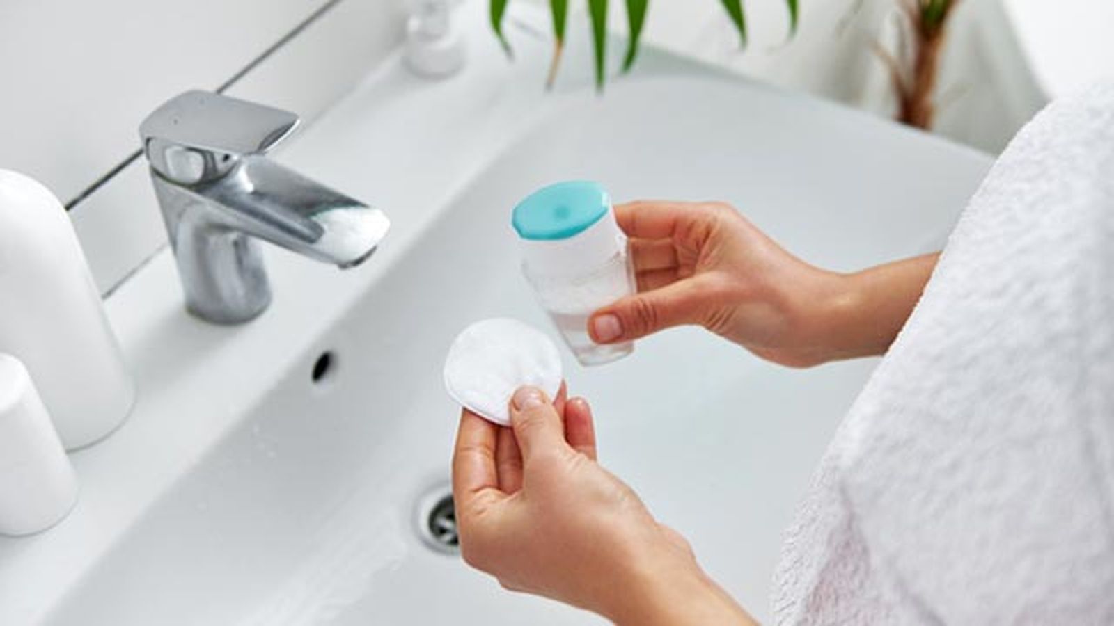 como quitar el maquillaje waterproof agua micelar