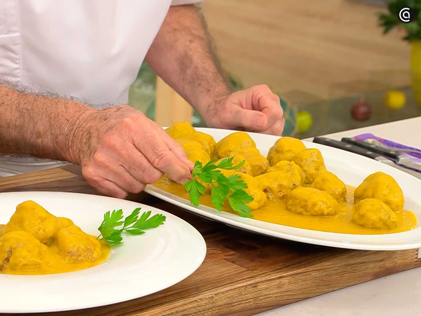 Sirve las albóndigas de ternera y jamón en salsa