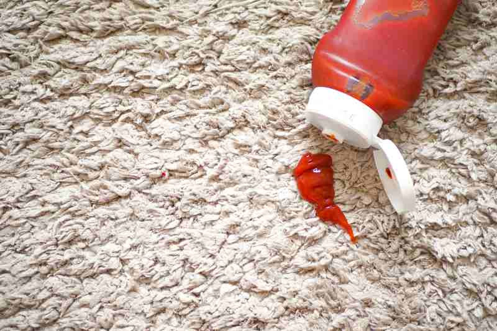 Mancha de kétchup en alfombra