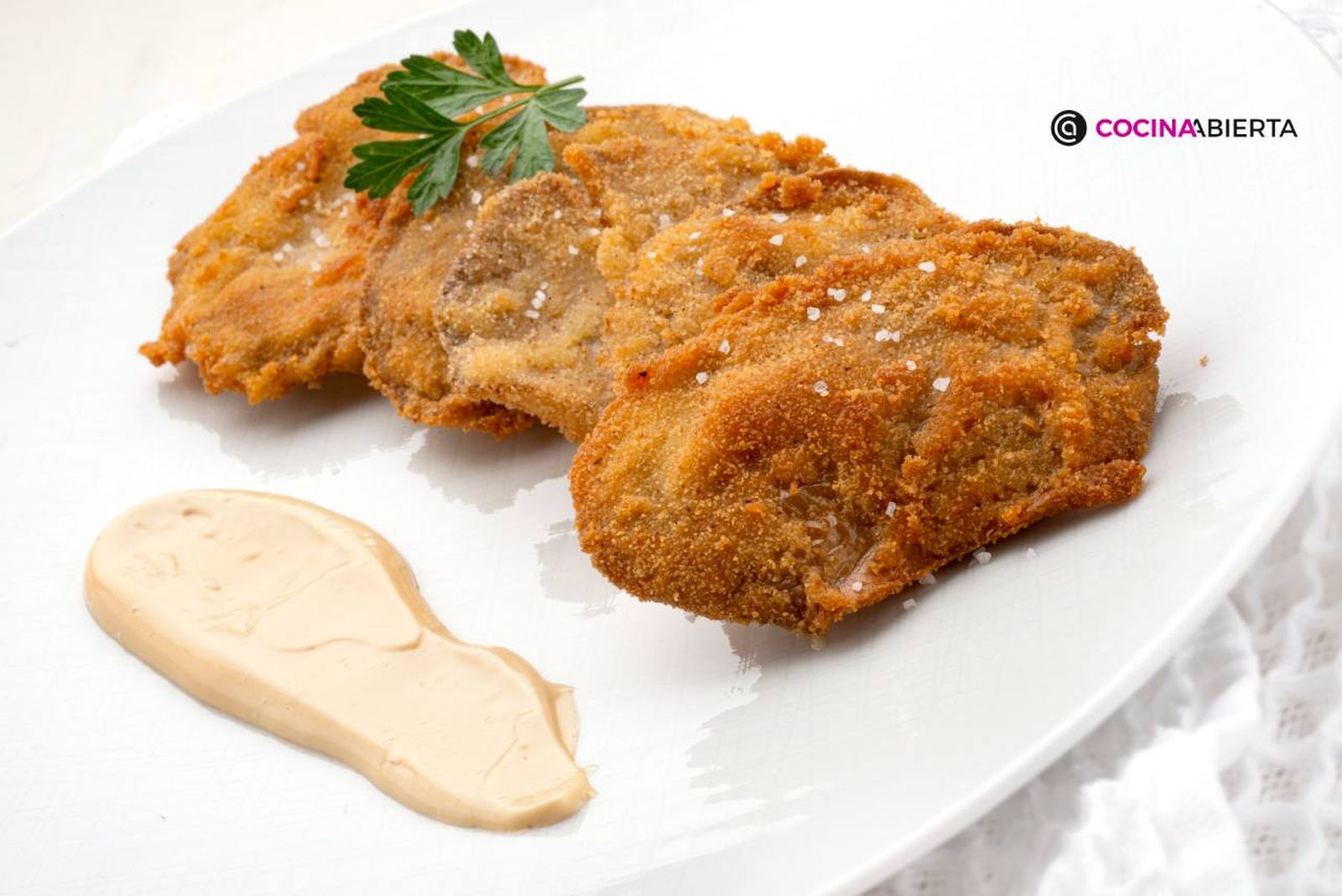 Irresistibles setas empanadas acompañadas de mahonesa de salsa de soja