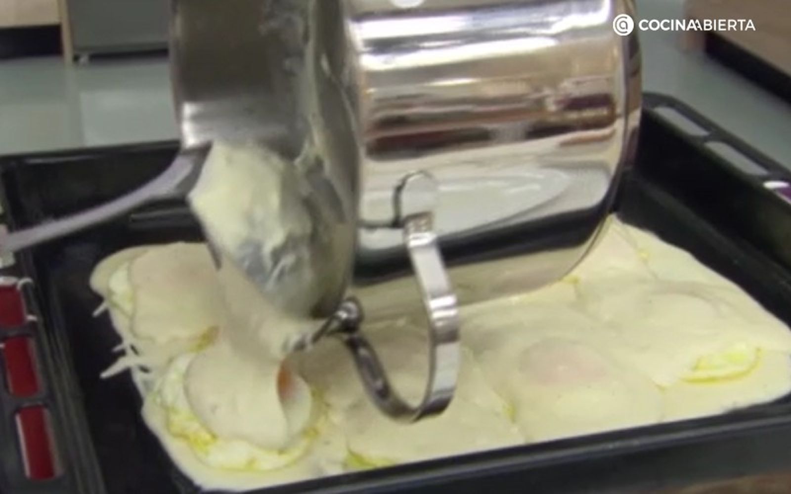 Cubre por completo los huevos fritos con la bechamel y deja enfriar