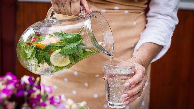agua saborizada jarra lima fresas