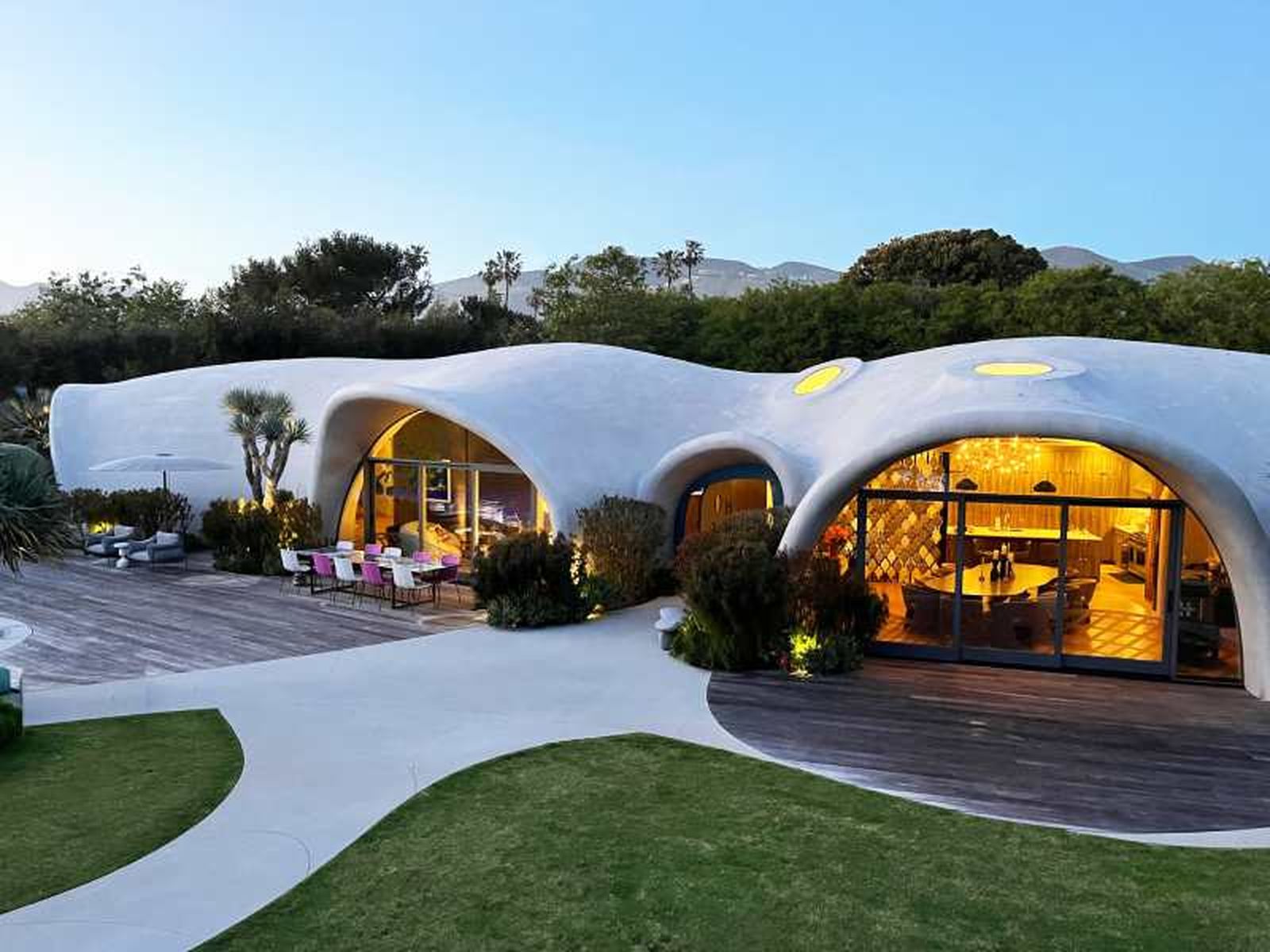 Exterior de una casa construida por el método Binishell