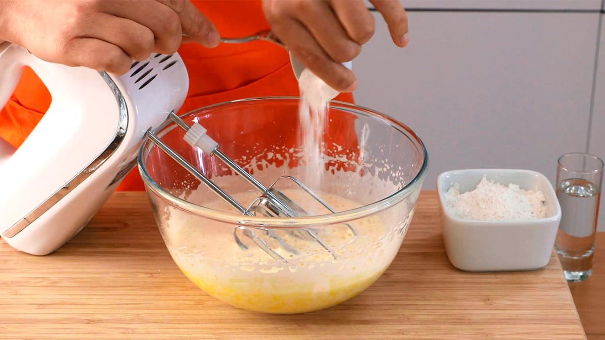 Receta de dorayakis japoneses, rellenos de chocolate blanco y té verde matcha  paso 1