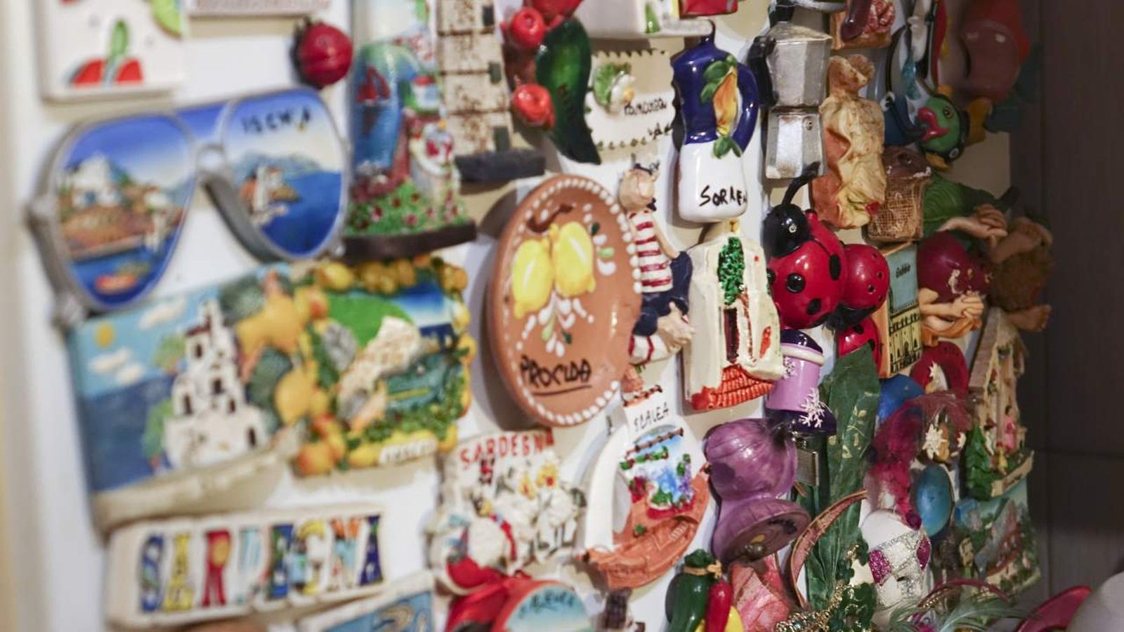 Nevera llena de imanes