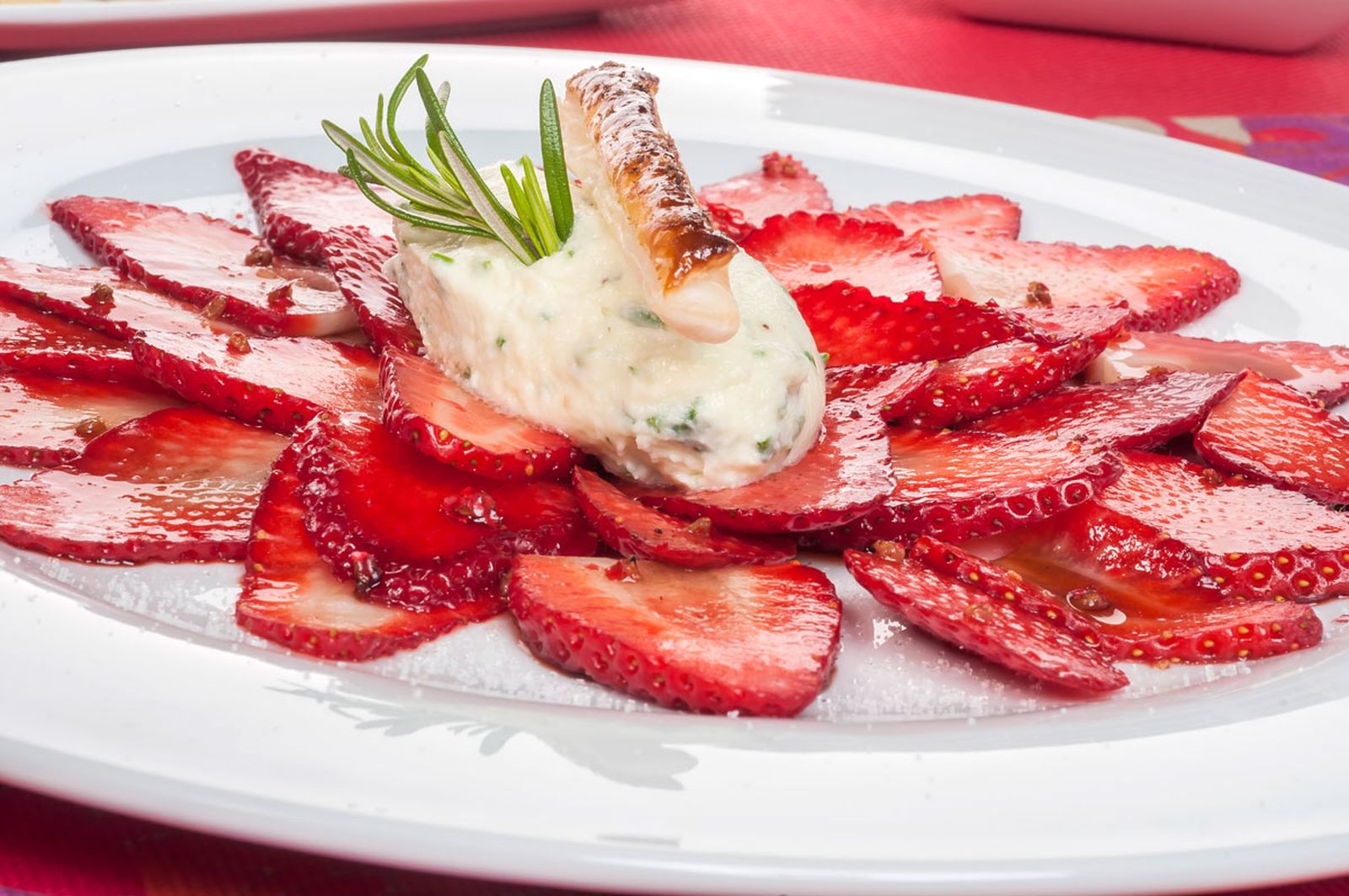 1343 Carpaccio de fresas con mascarpone (527) xl
