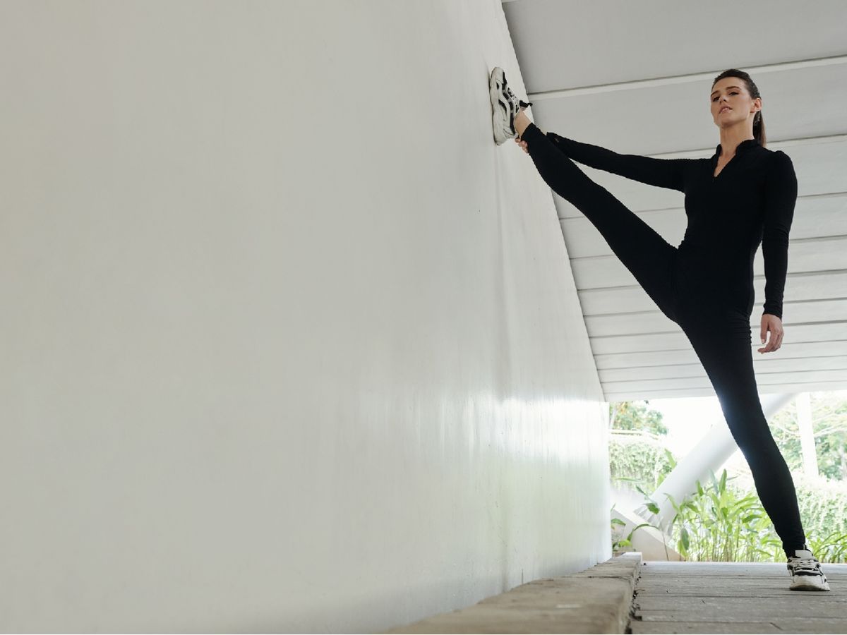 Ejercicios de elevaciones de piernas laterales en la pared