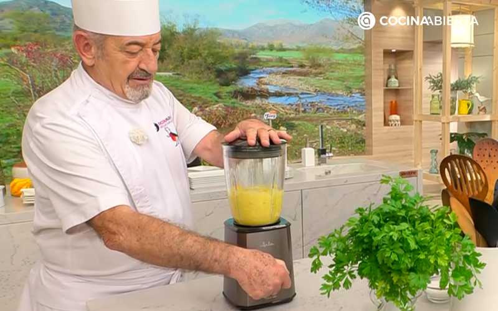 Karlos Arguiñano tritura los ingredientes
