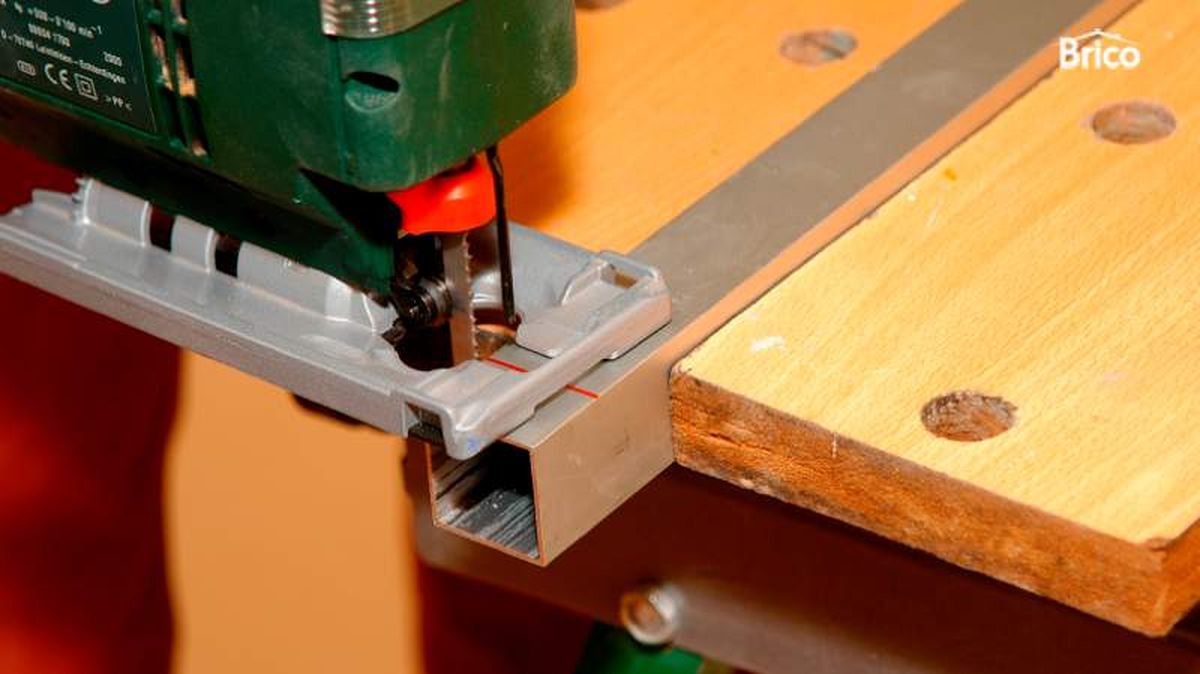 Cortar barras de aluminio con sierra de calar