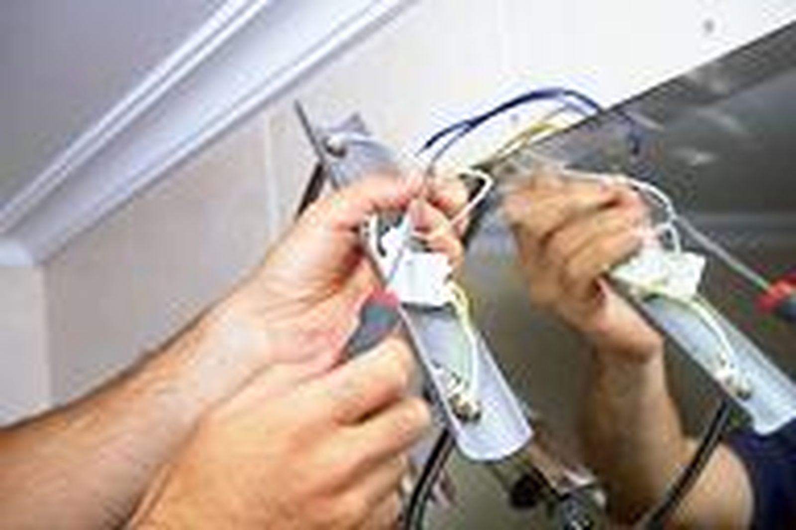 Instalar un aplique en el baño paso 5