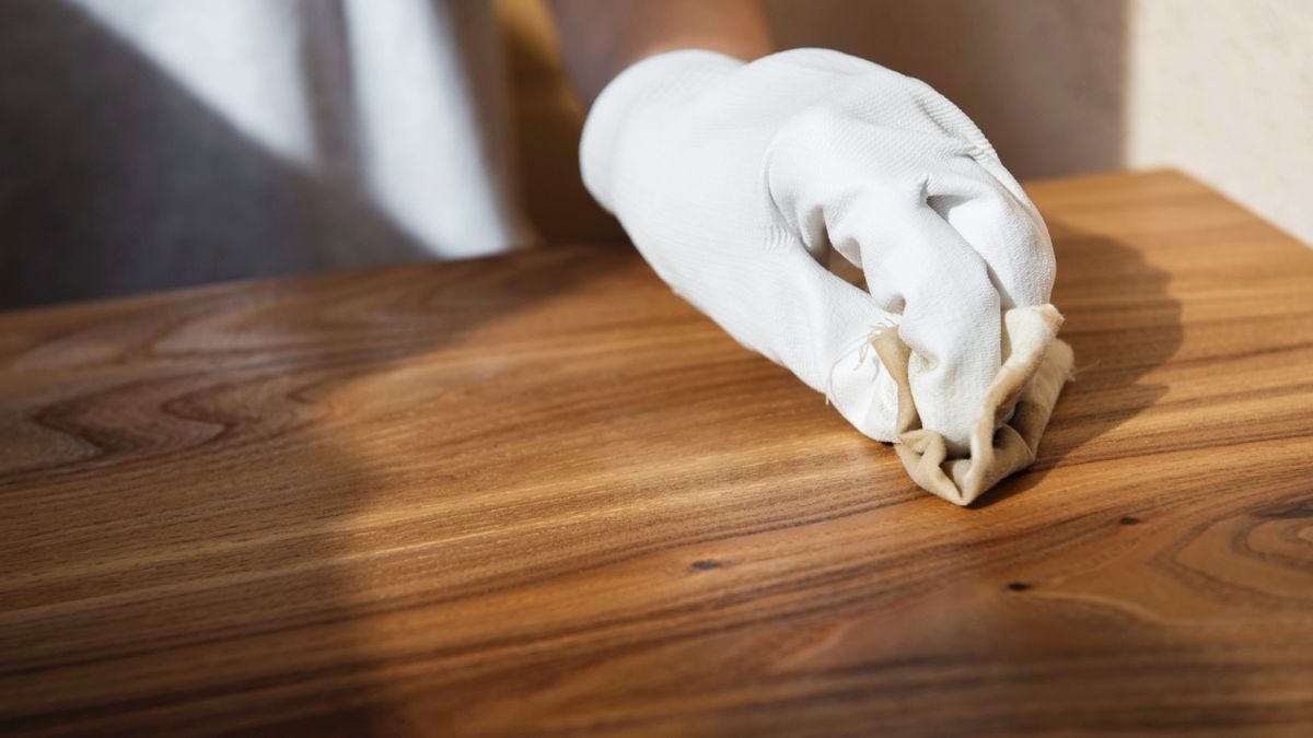 el maravillo truco para eliminar rayones de los muebles de madera