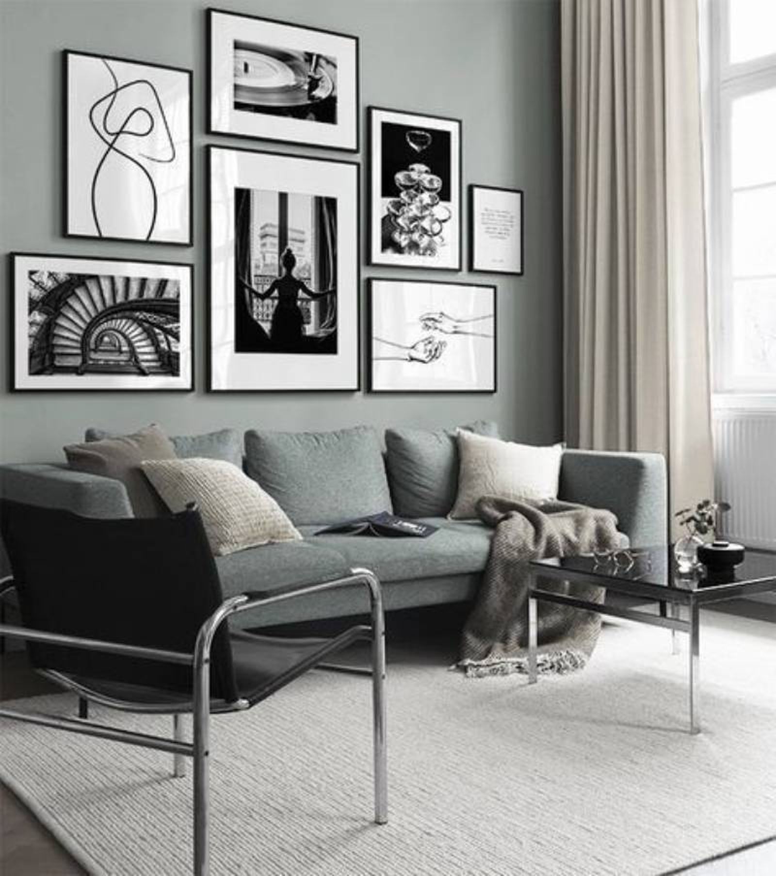 Salón gris con la pared detrás del sofá decorada con fotos.