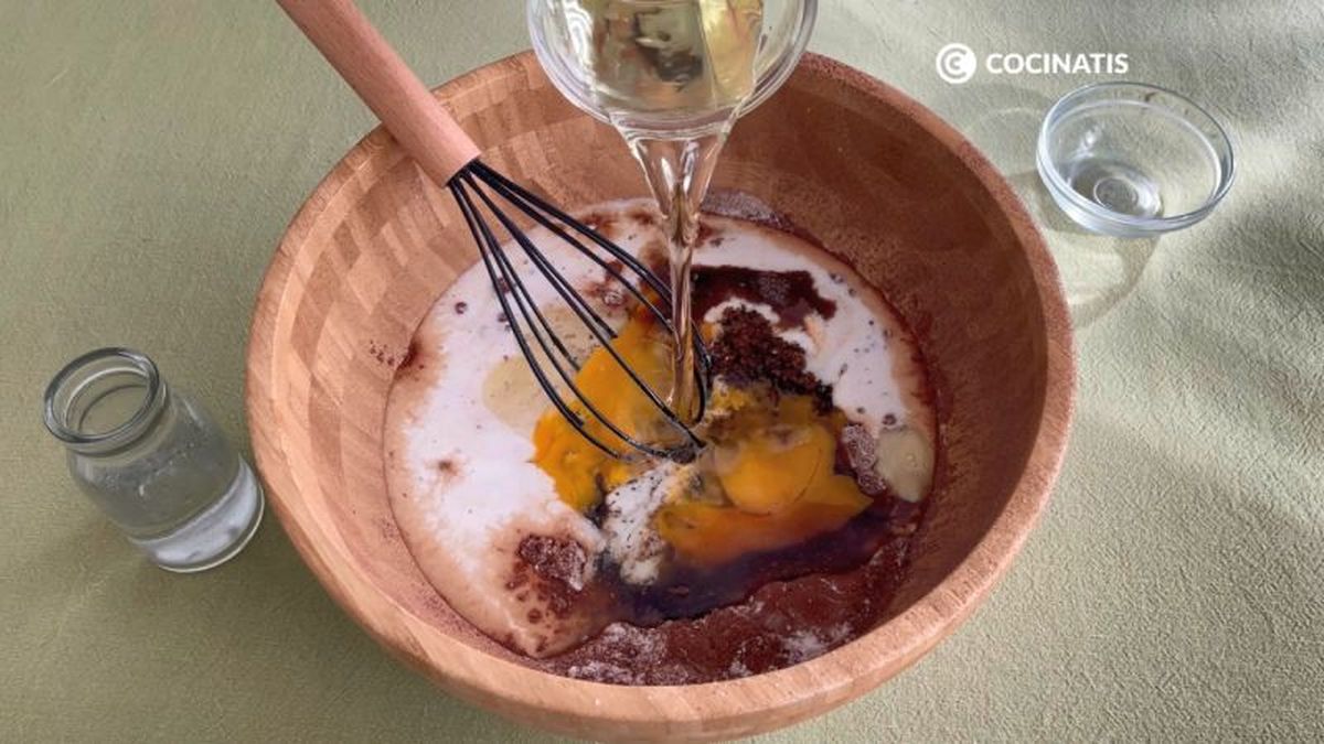 Preparamos la masa de los muffins de chocolate