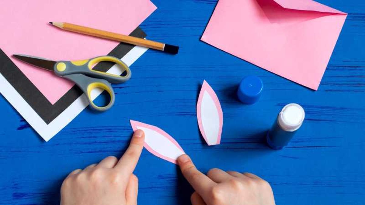 Crea las piezas del conejo (orejas, ojos, nariz y bigotes).