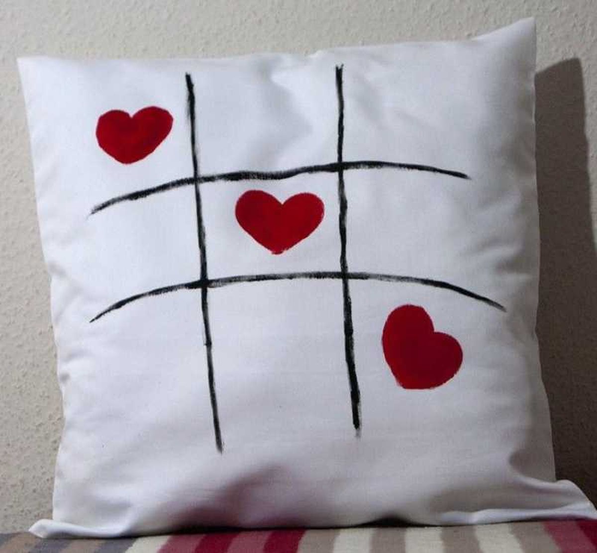 Cojín personalizado con pintura textil en San Valentín.