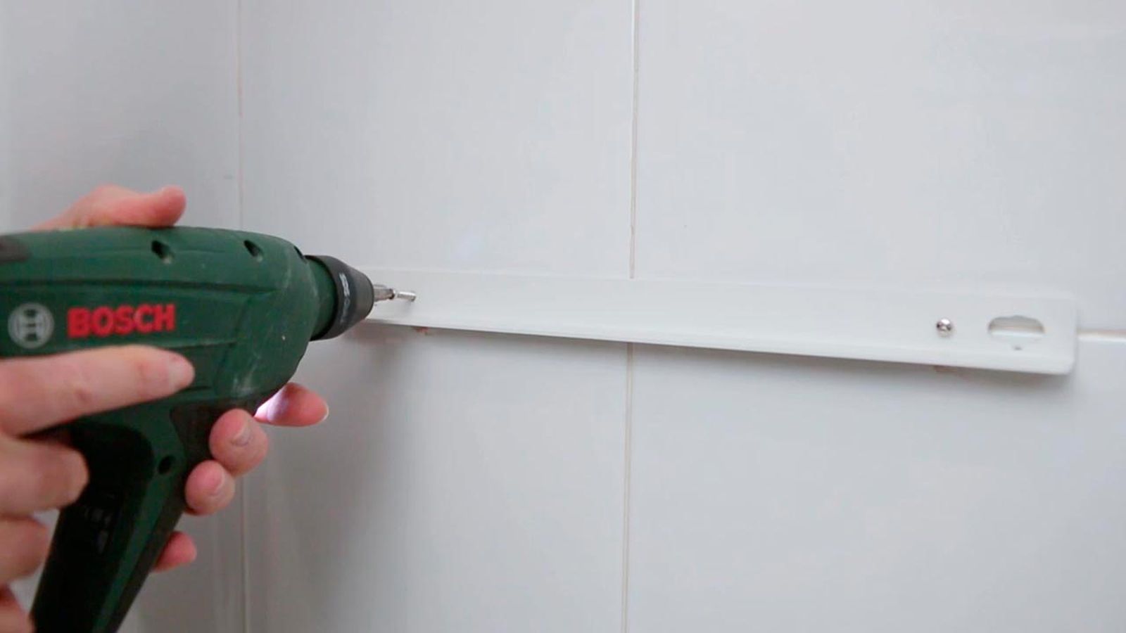 Colocar un calefactor toallero en el baño paso 3