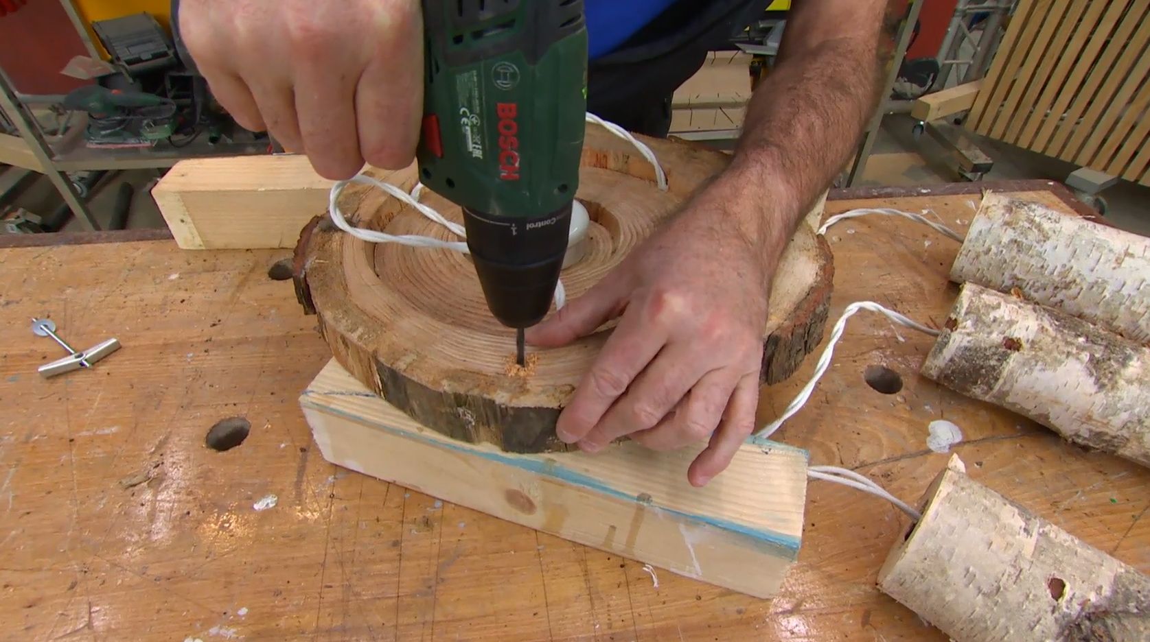 Lámpara con troncos y ramas de madera paso 11