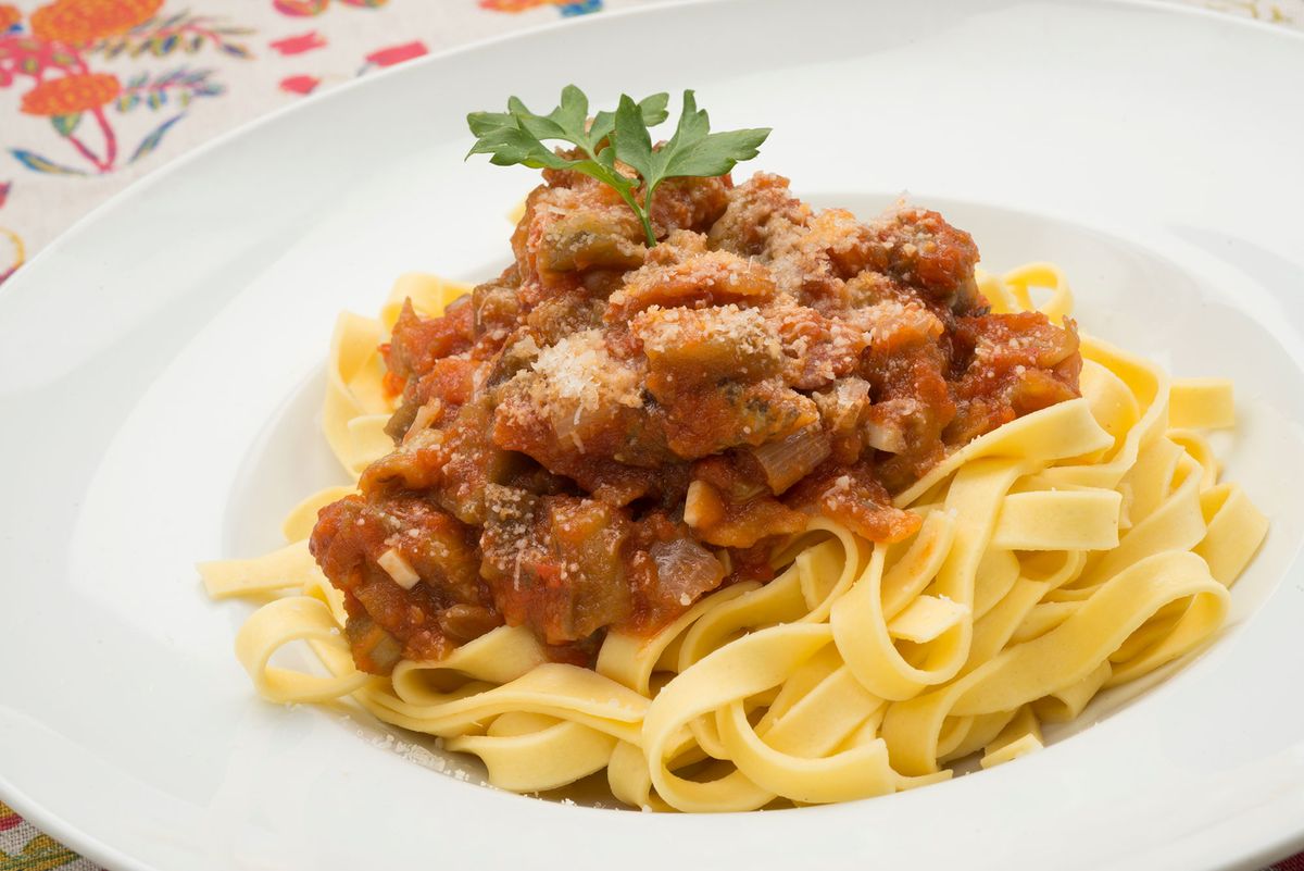 KARL6009 Tallarines tomate berenjena tocineta