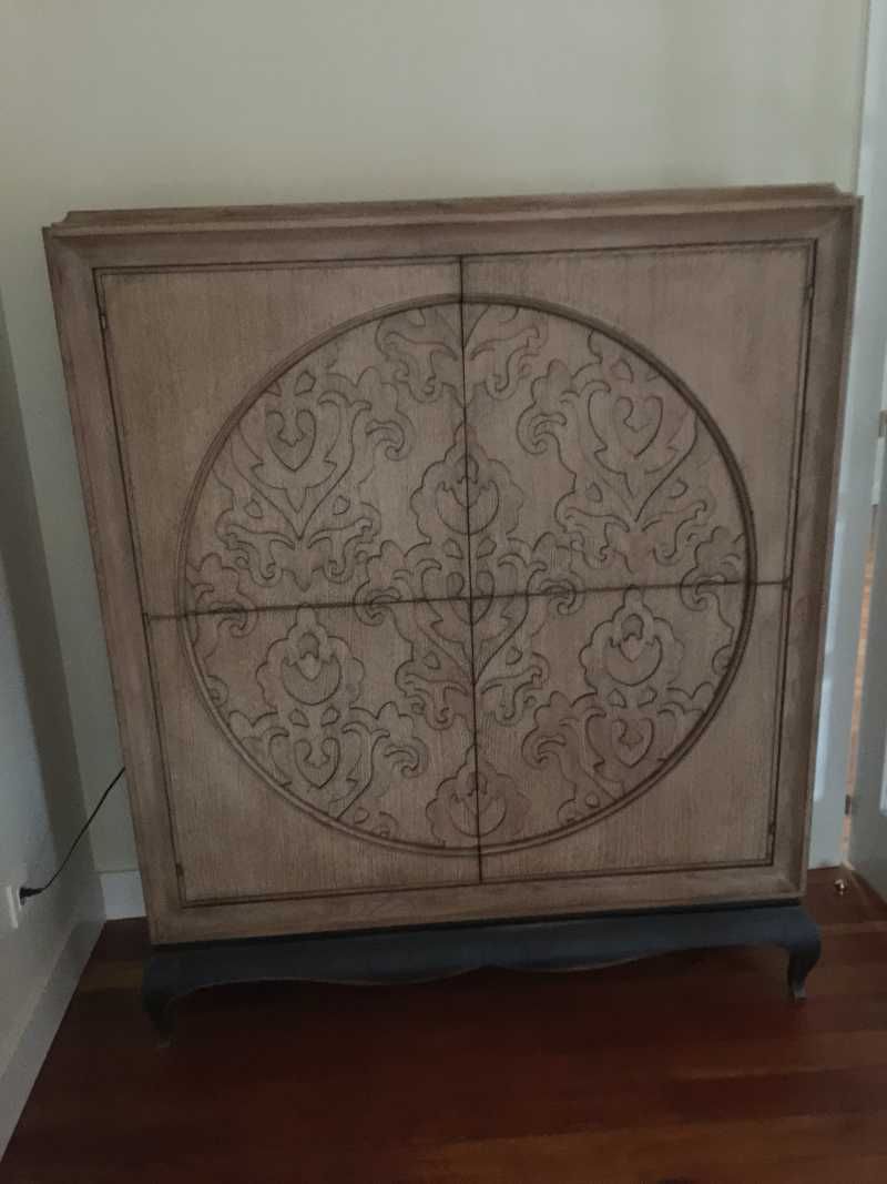 Mueble auxiliar de comedor tallado.