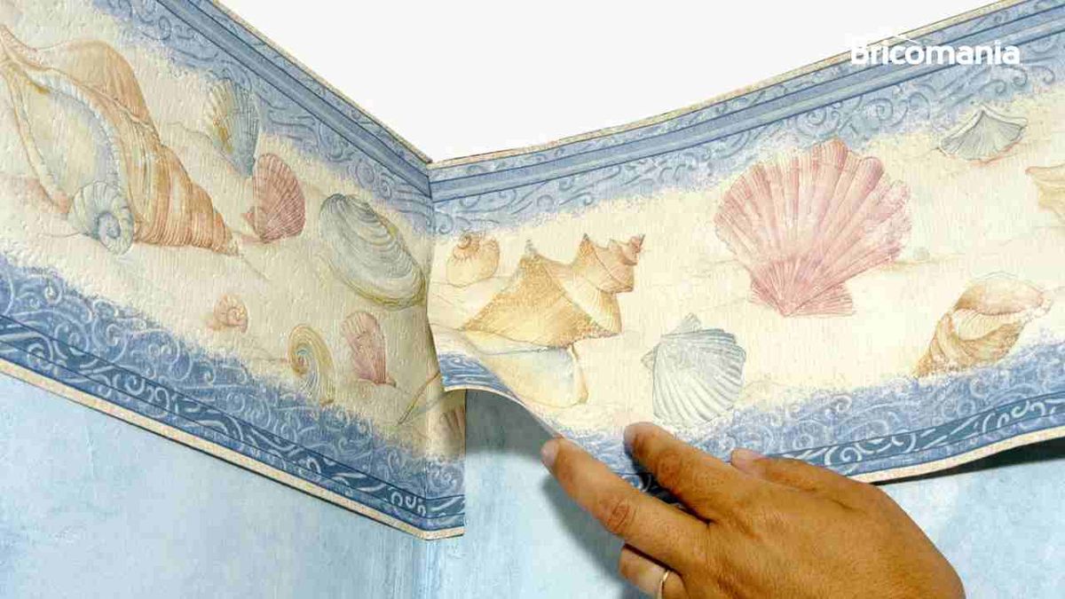 Persona coloca una cenefa