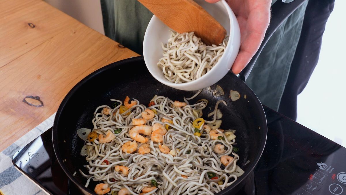 Ensalada templada de gulas y gambas con vinagreta de granada   paso 3