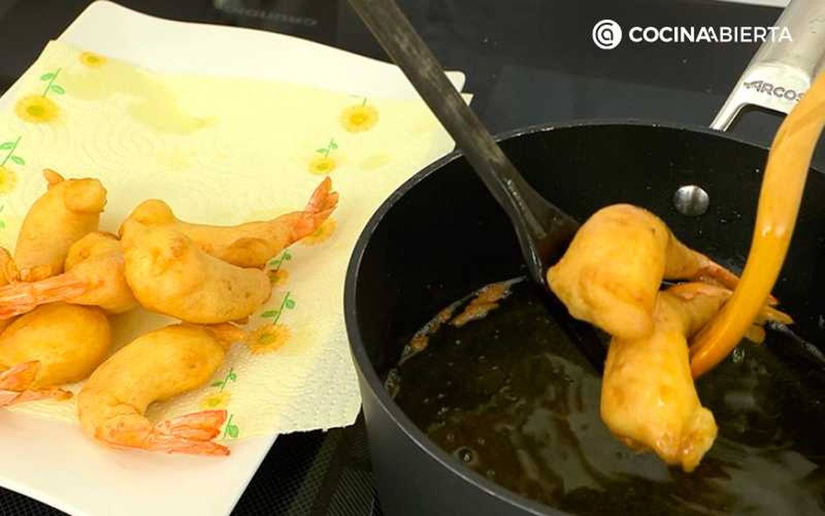 Fríe y escurre los langostinos con gabardina