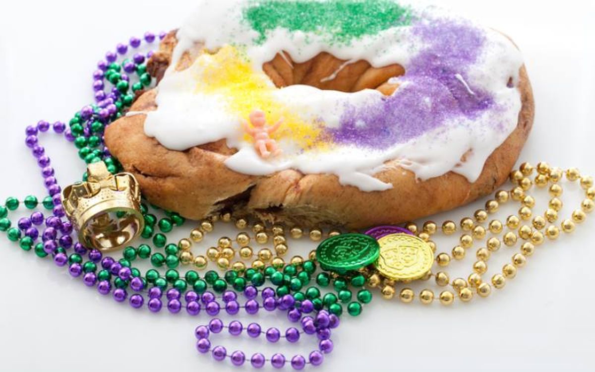 El king cake es una torta dulce similar a nuestro Roscón de Reyes