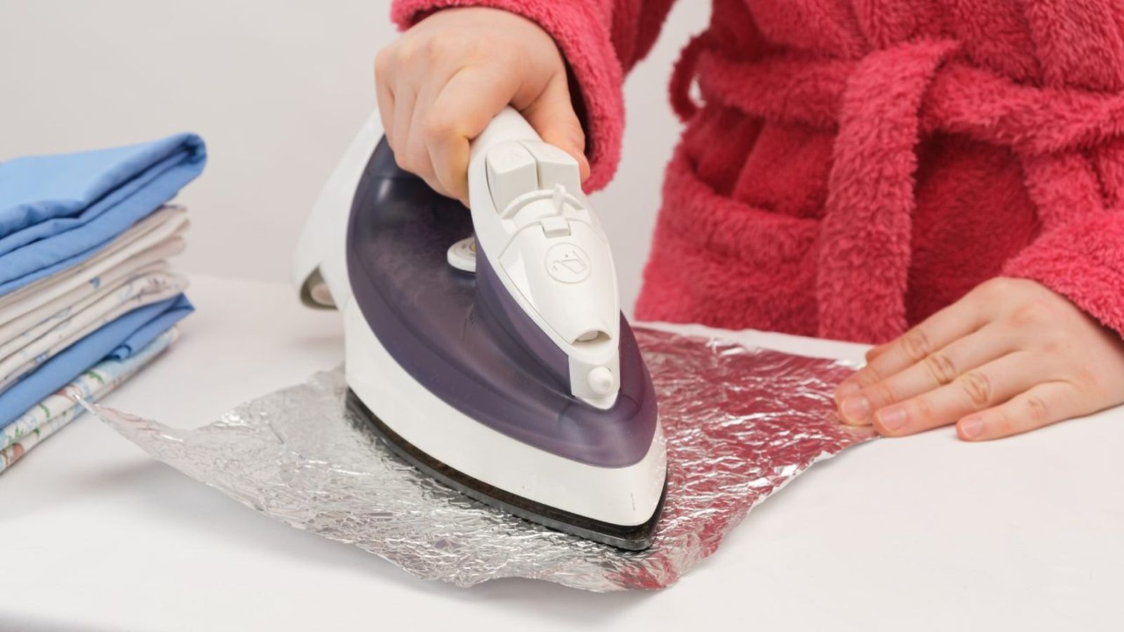 El papel de aluminio refleja el calor y actúa como una segunda plancha para la ropa