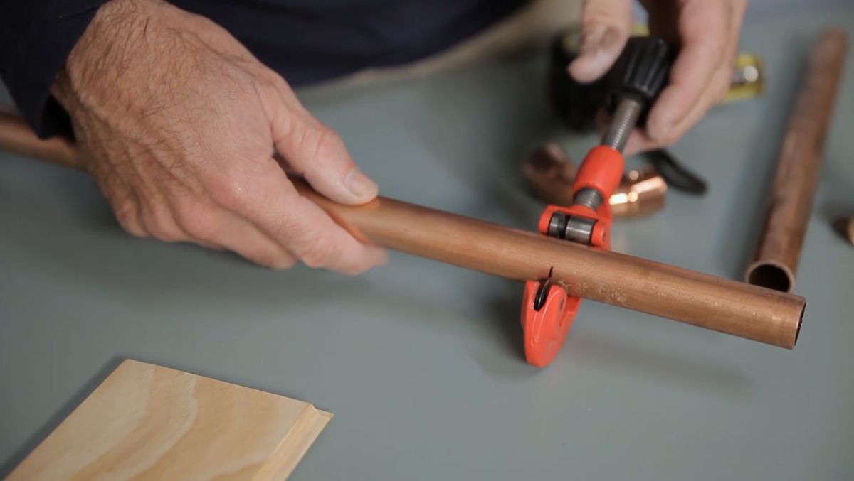 Cómo hacer un toallero con tubos de cobre paso 2