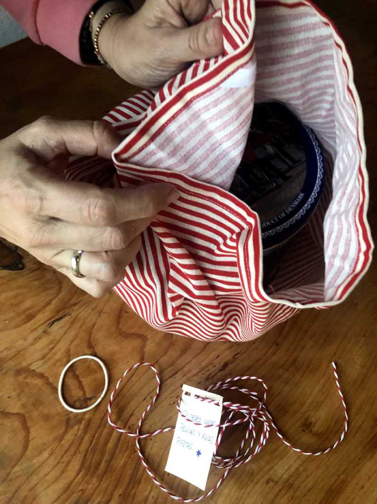 Paso uno para envolver una caja de galletas con tela furoshiki.