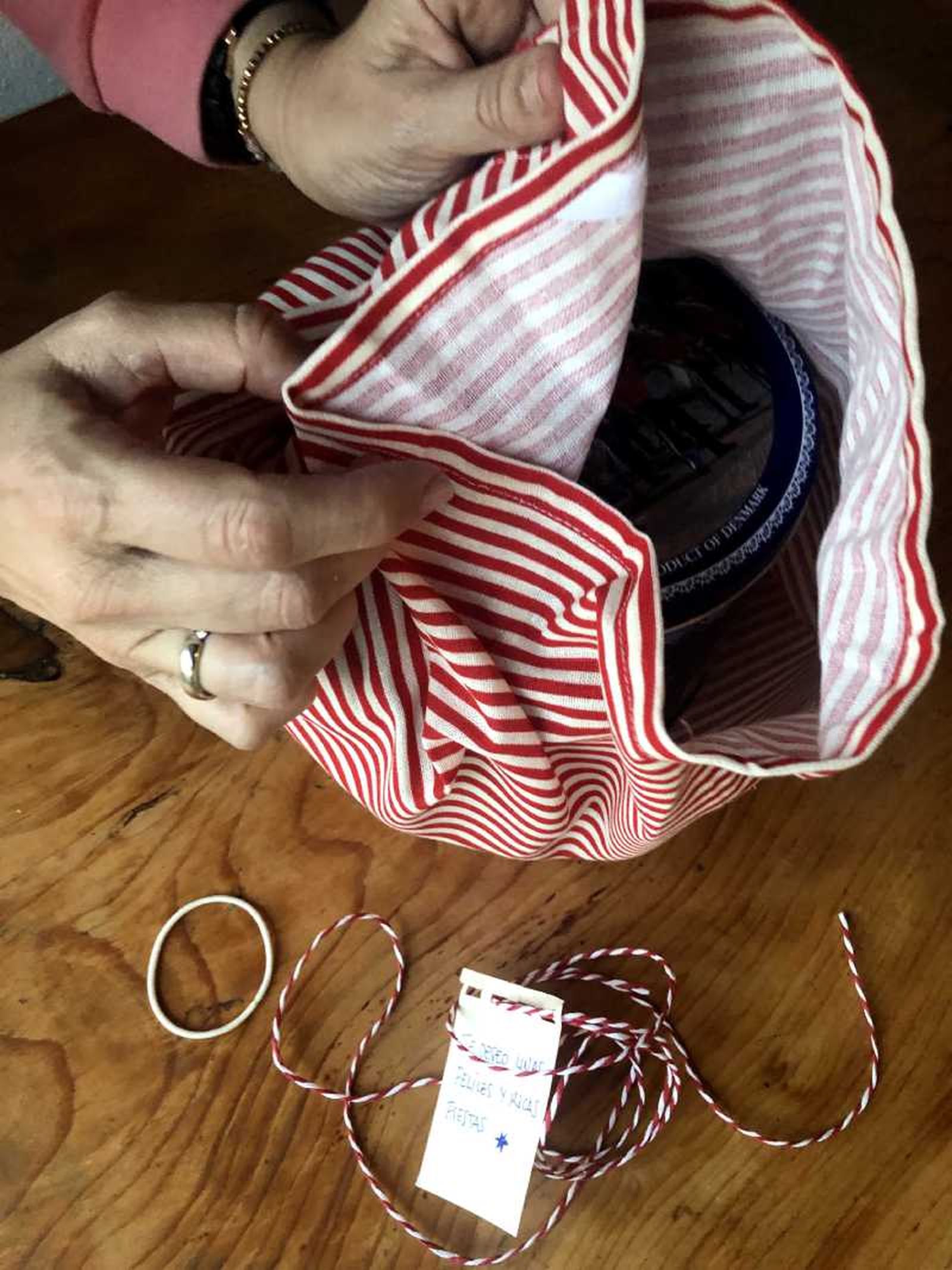 Paso uno para envolver una caja de galletas con tela furoshiki.