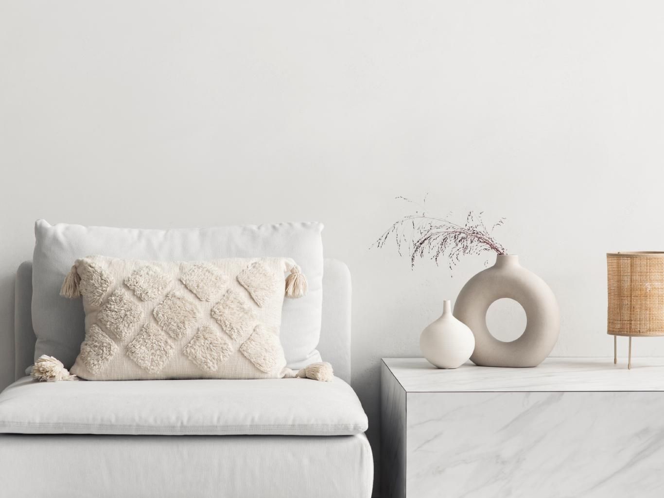 Salón con decoración minimalista.