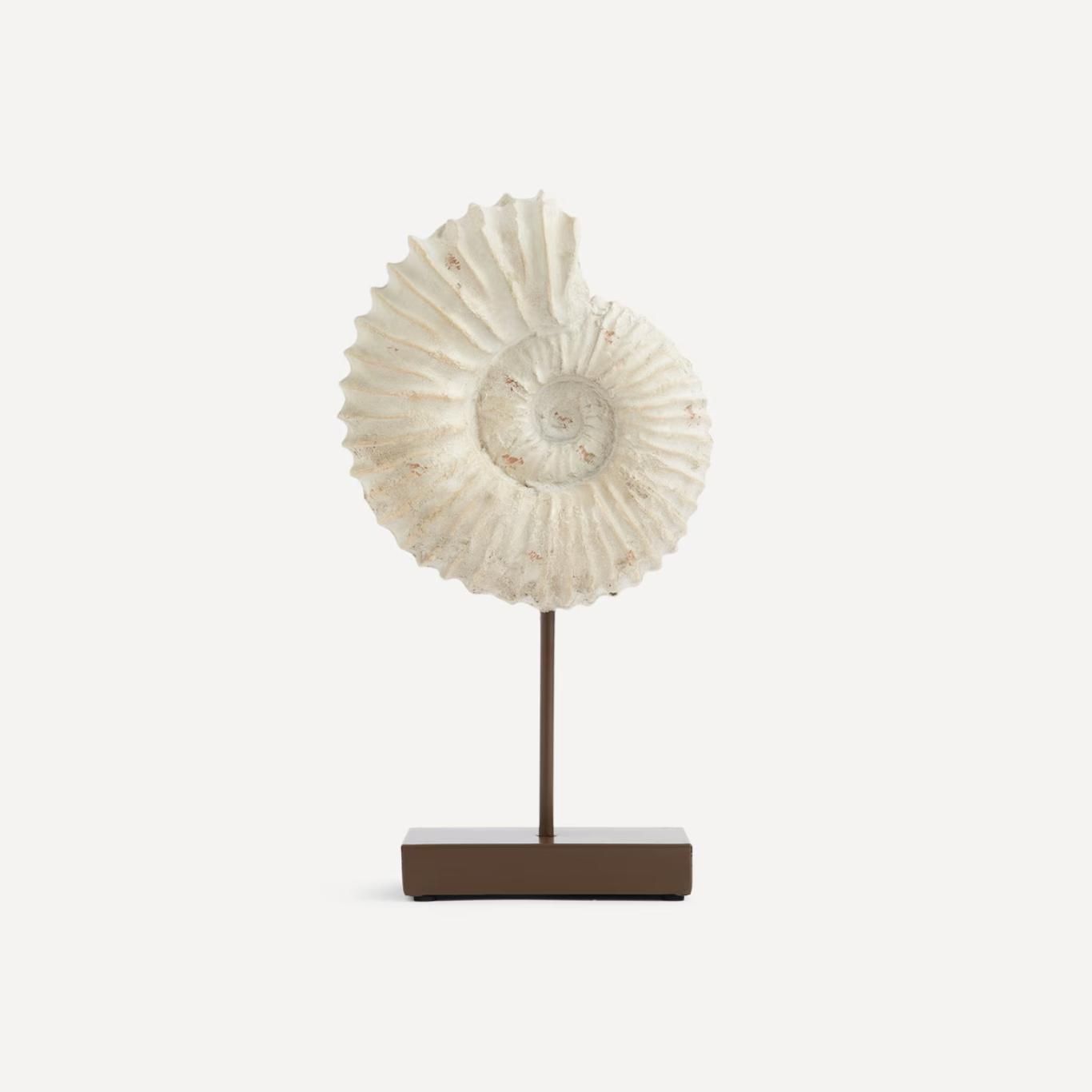 Escultura de caracola con peana Bígaro (34,95 euros):