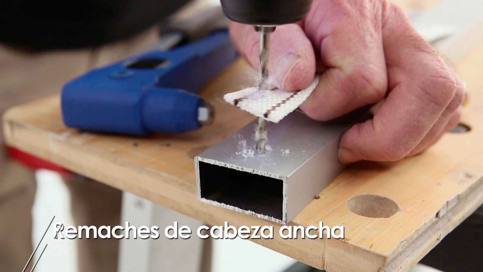 Cómo hacer remaches de cabeza ancha paso 2
