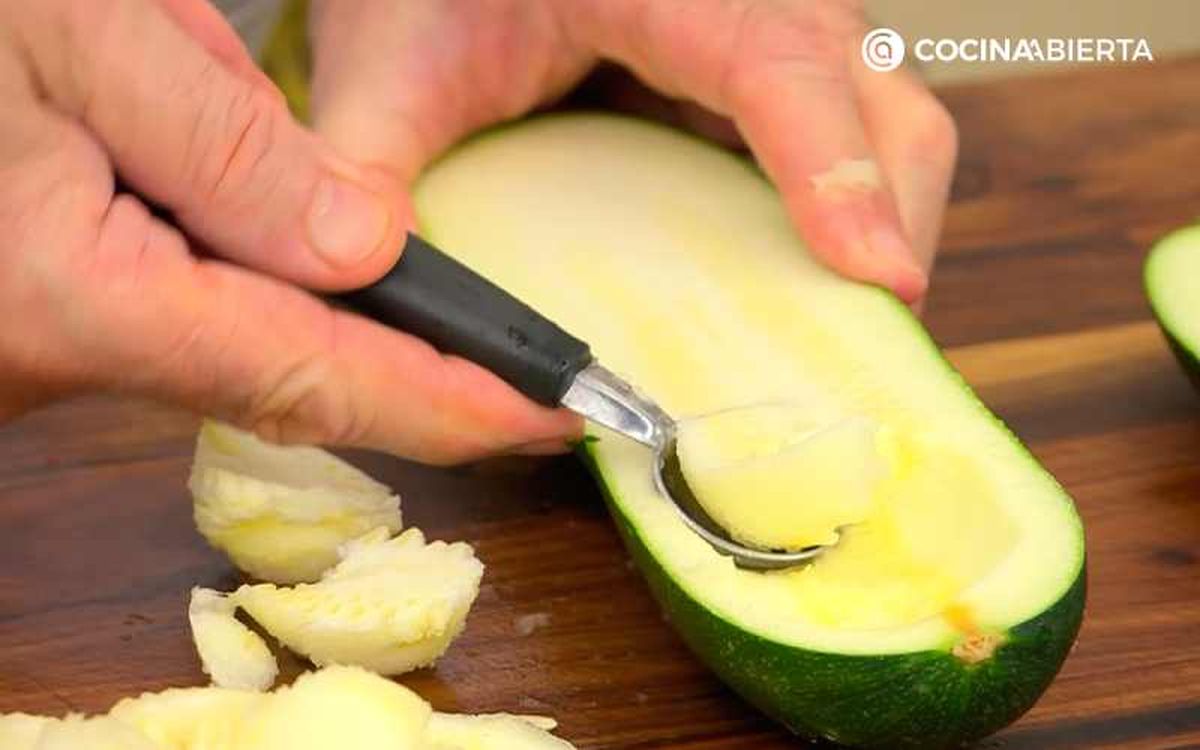 Vacía los calabacines con una cuchara