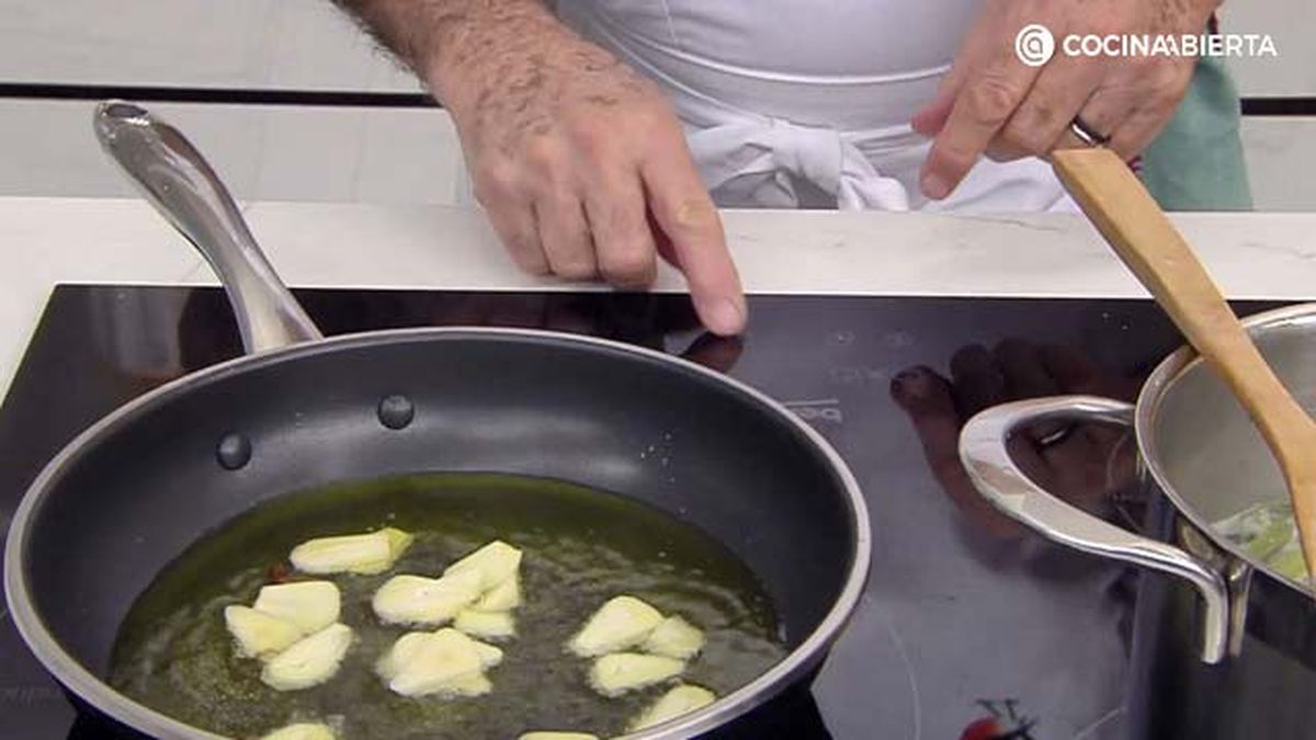 Karlos Arguiñano prepara el refrito sofriendo los ajos con una cayena