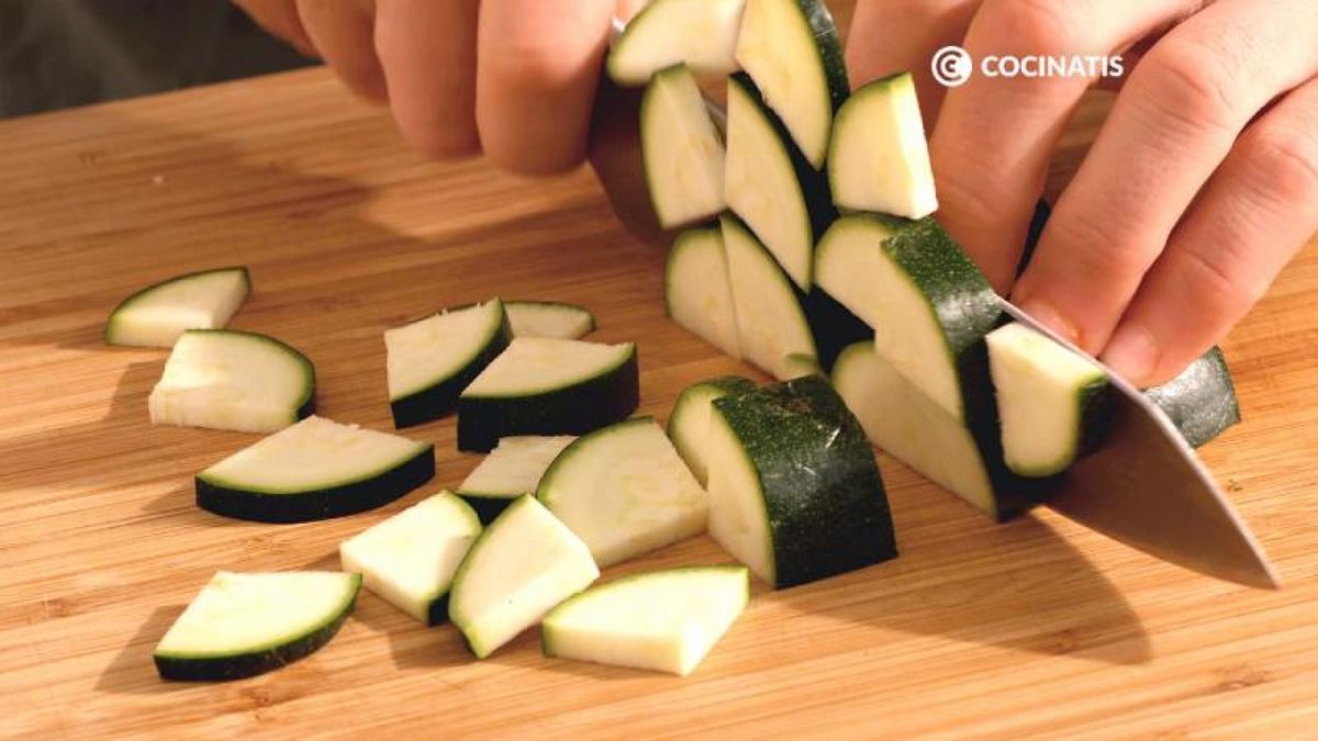 Corta los pimientos, el calabacín y las patatas