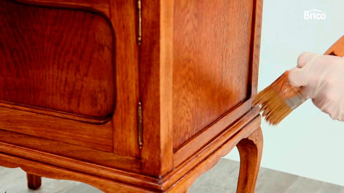 como restaurar un mueble antiguo de madera barnizado 13