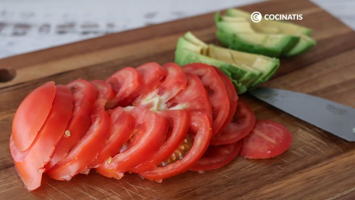 Cortamos el tomate y el aguacate