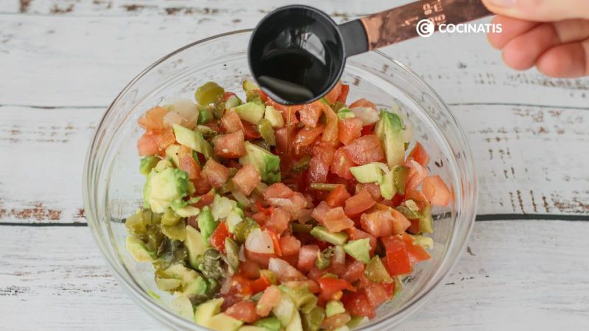 Aliñamos el tartar de tomate